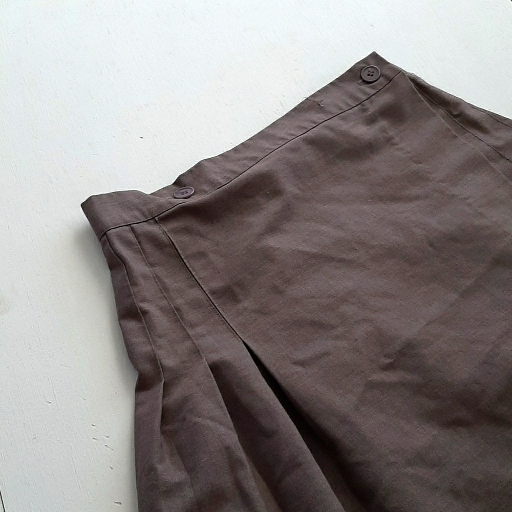 Gray pleated American apparel tennis skirt.